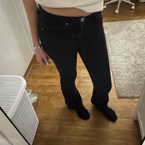 Low waist bootcut jeans  - Super snygga jeans, men som har tyvärr blivit för liten och kort för mig (är 174 cm lång). Inga defekter:) Skriv gärna om du har frågor💕