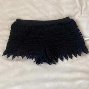 Svarta spets shorts - Snygga svarta spetsshorts, stretchiga 💕💕midjemått som minst 32 cm rakt över, 40 cm som störst 🥰pris är inte diskuterbart!!
