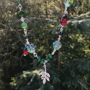 Halsband  - Coolt nyckelpiga halsband av gröna och röda glaspärlor 🌿🐞🍃