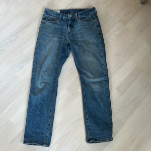 Blå jeans med rak passform - Snygga blå jeans med rak passform och normal midja. De har en klassisk design med fem fickor och dragkedja. Perfekta för en avslappnad stil. Från hm