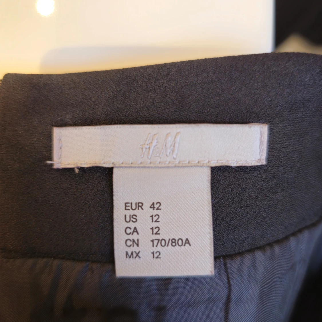 Svartvit kjol med zigzag-mönster - 4