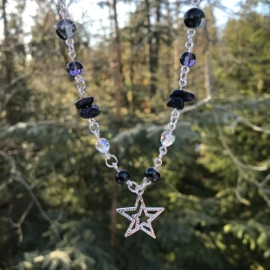 Halsband  - Coolt halsband med glaspärlor och en silvrig stjärnberlock💍🖤💜