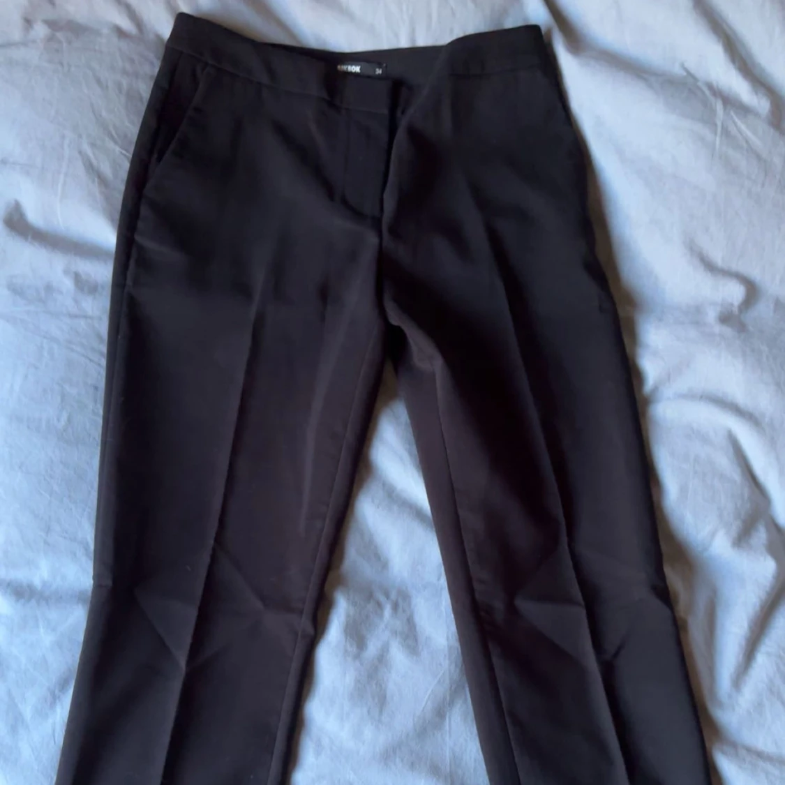 Svarta kostymbyxor från Bik Bok - 1
