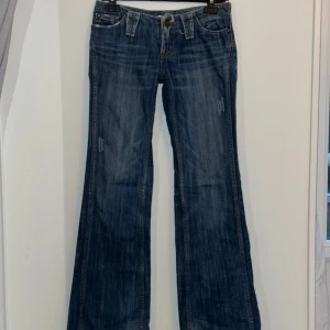Låg midja bootcut jeans - Väldigt lågmidjade bootcut jeans. Har ingen speciell storlek, man de är för små för mig som har s/36. Passar mer xs/xxs. Måtten finns pả bild, så fråga gärna om bild om du är intresserad så skickar jag. Skriv gärna vid fler frågor/mer bilder
