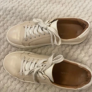 Sneakers - Gulliga beiga sneakers från even&odd, lite slitna i hälen men annars bra skick❤️