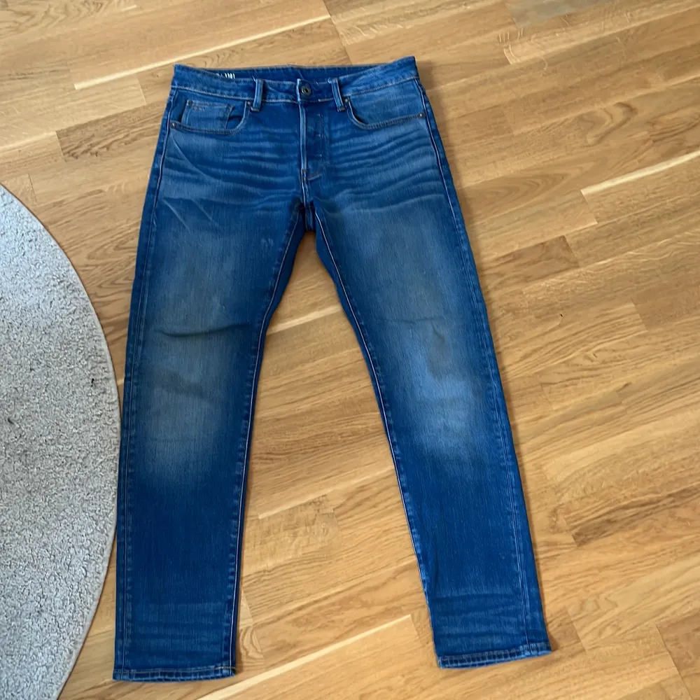 Säljer ett par snygga blå jeans från G-Star RAW, modell 3301. De har en klassisk femficksdesign och är i bra skick. Perfekta för både vardag och fest! 🕺. Jeans & Byxor.