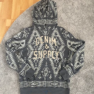 Ralph Lauren Hoodie - Säljer denna otroligt feta och extremt sällsynta Ralph Lauren hoodien i storlek M. Färgen är mörkgrå. Tröjan har inga hål eller fläckar. Pris 800 eller kom med bud!💰