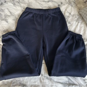 Mjukisbyxor - Mjukisbyxor från ? (Ingen lapp) i nyskick (aldrig använda). Säljer inte pga att de är för små. Storlek: S. Skriv om du undrar något! Säljs likadana i grå också.