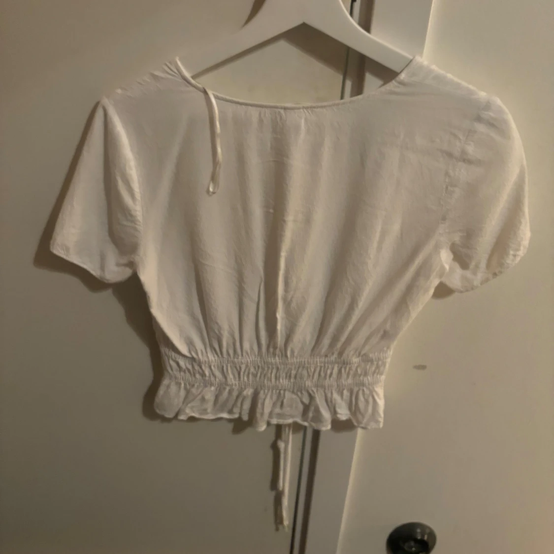 Vit kortärmad blus med knytning - 90