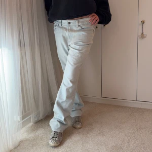 Jeans - Dööööcoola jeans med snygga mönster på bakfickorna🩵🩵 40cm över midjan och 80cm i innersöm