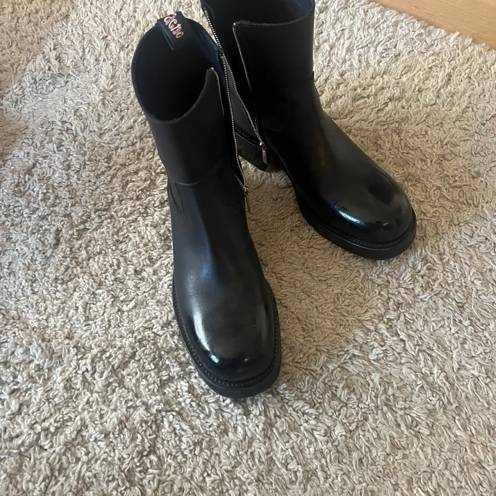 Acne Studios boots i svart läder med dragkedja på sidan. Stövlarna har en robust sula och en bekväm passform.  Helt nya och aldrig använda, nypris 9700kr, medföljer dustbag och kartong.  Mvh Ludvig . Skor.