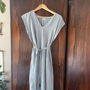 Sidenklänning Filippa K - Duvblå klänning 100% siden. Filippa K. Lätt missfärgad i armhålorna.