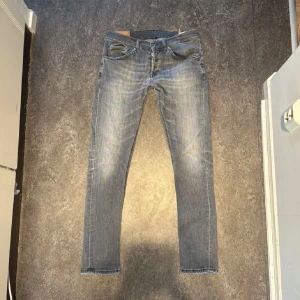 Dondup jeans  - Jeans från dondup i modellen George, riktigt schysst tvätt men tyvärr för små för mig, lär passa dig som är 185 +-5cm. Notera slitningarna i grenen, går lätt att reparera om man vill gö de! 