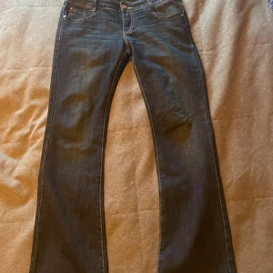 Lågmidjade jeans - Super snygga vintage utsvängda och lågmidjade jeans! Det står xl men de upplevs mycket mindre i storleken enligt mig, mer som en M eller L. Om du har några mer frågor om mått eller bilder så är det bara att kontakta mig!🥰☺️