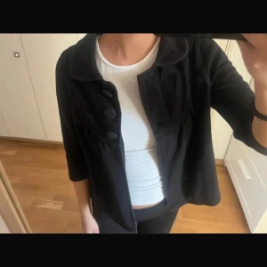 Svart kofta/jacka med trekvartsärm - Superfin trekvartsärmad kofta / jacka / kappa