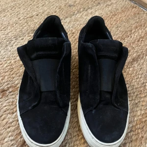 Axel Arigato skor - Säljer dessa Axel Arigato skor, de är använda mycket och är därför inte i sitt bästa skick, men om man tvättar de lite så tror jag verkligen att de kan bli superfina igen❣️perfekt nu till hösten!