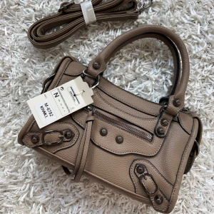 Handväska  - Helt ny handväska med lapp kvar , super fin och unik färg. Köp sker via köp nu, jag postar inom 24h. Kvar tills markerad såld 