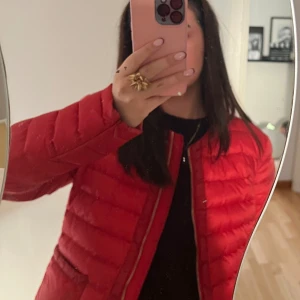 Massimo dutti jacka - Jacka från Massimo Dutti, fint skick har tyvärr en svart fläck på fickan men inget man tänker på vid användning. Storlek L men sitter snarare som en S. 