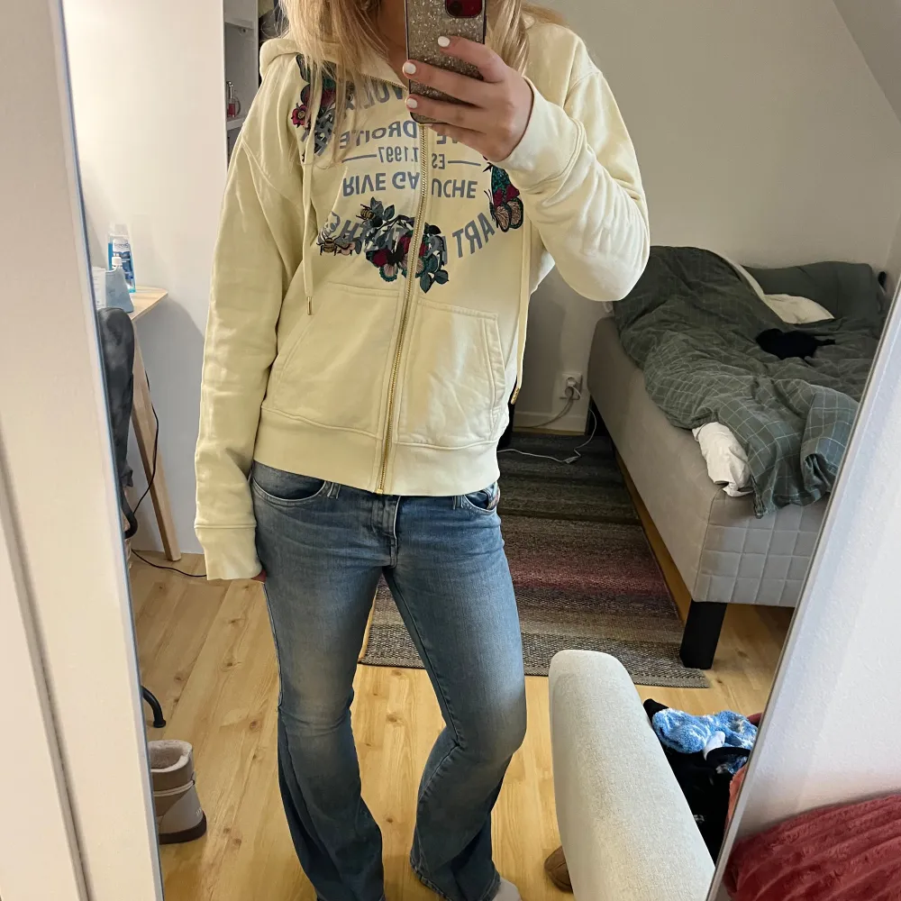 Jättefin zip up från Zadig & Voltaire💗 nypris 3000 och tror inte att den går att köpa längre. Pris kan diskuteras💗. Hoodies.