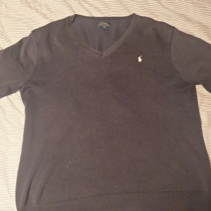 Ralph Lauren V-neck - Säljer min raffe tröja, lite ihopsydd i ena armhålan, står storlek Xl men passar mig utmärkt o jag har vanligtvis M eller L.