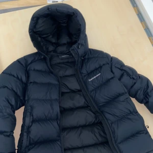  Peakperformance jacka - Peakperformance jacka, ej använd mycket, inga skador alls, ser helt ny ut.