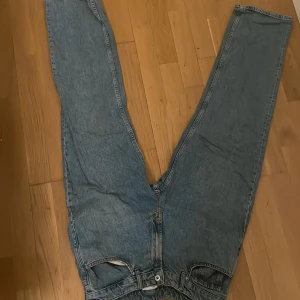 Skater Jeans från carlings vailent - Skater jeans från carlings.  Skick 4/5 Kontakta gärna vid intresse eller fler bilder. Erbjuder rabatt ifall de köps tilsammans med andra av mina produkter. Tvättar innan de skickas.