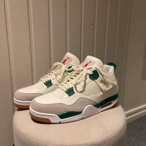 Säljer ett par fräscha och snygga Nike Air Jordans Pine Green. Otroligt sköna och bra passform! Aldrig använda, har endast varit prydnads skor. 