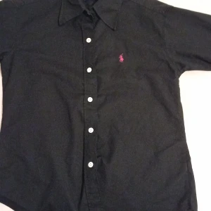 Ralph Lauren Skjorta. - Jätte bra skick, har bara haft i en månad. Vid snabb affär kan pris diskuteras.