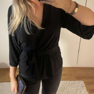 Svart blus  - Super snygg omlott topp💕