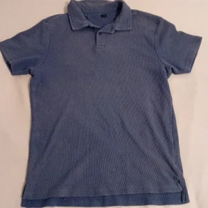 Blå piké set S - Fint skick, har bara haft den i några månader. Storlek S. Pris kan diskuteras vid snabb affär.