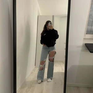 Jeans  - Ett par jeans som är i väldigt bra skick knappt kommit till någon användning i stl 34