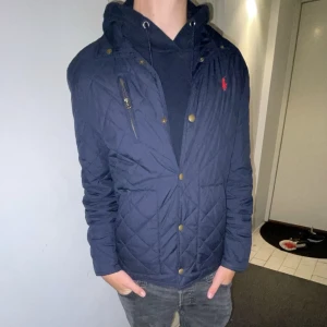 Raulph lauren jacka🔥🔥 - En jävligt skön och stilren jacka som är perfekt nu till hösten. Nypris 1-2 tusen mitt pris 799kr. Vid mer frågor kontakta mig😁storleken är barn L men är likadant som XS. Han på bilden är 170+cm