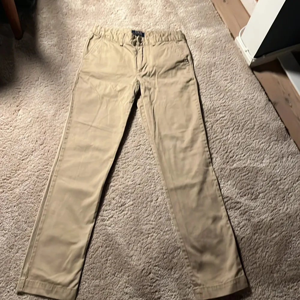 Säljer ett par feta  polo Ralph lauren chinos. Dom är aldrig använda som nya. Passar 14 år och inte bestämt pris. Kom gärna med förslag. Om ni tycker om dem så kan ni gärna skicka och som sagt öppen för förslag.. Jeans & Byxor.