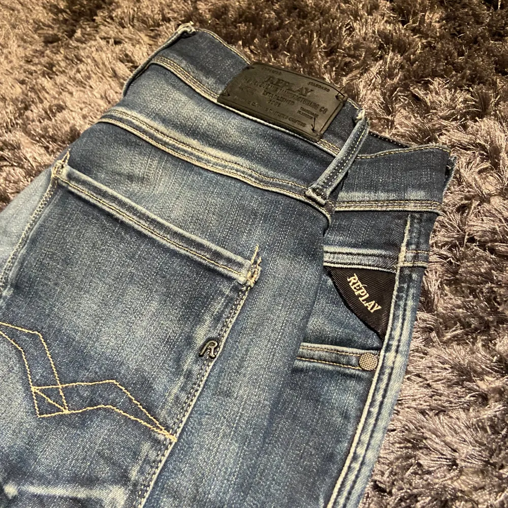 Replay Anbass Slim Fit Jeans | Skick 7/10, ihop sytt mellan backfickorna | Köpt för 899kr | Skicka frågor vid funderingar om plagget | Köpare står för frakten . Jeans & Byxor.