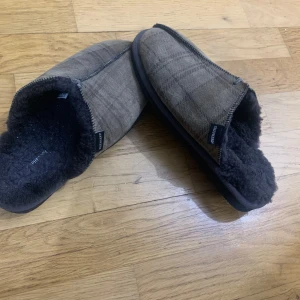 Shepered tofflor  - Sheperd tofflor i strlk 43 jätte sköna och varma 