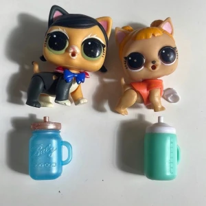 LOL suprise pet 2st - 2 st LOL Surprise Pet. Inkluderar även 2 st flaskor och en napp! Dockorna är från 2017