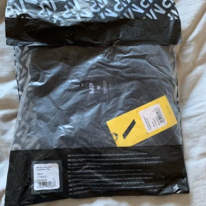 Svart långärmad tröja från MP - Säljer en stilren svart långärmad tröja från MP. Perfekt för träning eller vardagsbruk. Tröjan har en normal passform och är gjord i ett mjukt och bekvämt material. Den har en liten MP-logga på bröstet. Passar perfekt till både jeans och träningsbyxor! Helt ny i orginalförpackning 