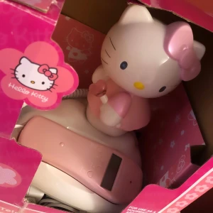 2009 Hello kitty telephone Sanrio - Supersöt ovanlig äkta sanrio telefon från 2009 som funkar🧸  Aldrig använd (bara testad)  Allt som behövs finns med, inklusive kartongen som tyvärr e liiite mörbultad  450:- 