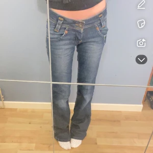 Jeans - Lågmidjade jeans från Lee i jättebra skick 💓💓 Säljer då de är lite stora för mig 