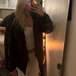 Jacka och väst - Säljer en helt ny jacka från Michael Kors, avtagbara ärmar som blir till en fin väst! Det är  storlek xxs, men jag enligt mig är den en s, den sitter som en s!! Nypris 2100kr