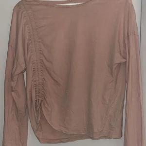 Beige långärmad topp - Superfin gammelrosa långärmad topp från kappahl i storlek Xs men är typ s/m enligt mig. På bilden ser den beige ut men gammelrosa egentligen💓💞