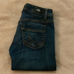 Lågmidjade LTB jeans - Säljer dessa jeans från LTB. Köpta här på Plick och sjukt snygga (sista bilden är från den tidigare ägaren). Säljer då de tyvärr var för små. Kontakta gärna vid frågor eller fler bilder!💗