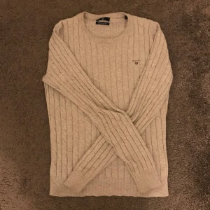 Gant stickad tröja - Hej, säljer nu denna schyssta gant tröja då den är för liten för mig, skicket är 10/10 och den har inga defekter, hör av dig vid frågor eller funderingar, pris kan sänkas vid snabbaffär.