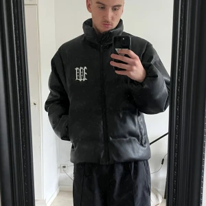 Wasted paris jacka - Wasted Paris jacka. Passar perfekt på mig som är 1.78cm. Köpte den i paris. Riktogt bra skick. 