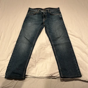 Nudie jeans  - Tjena, säljer mina nudie jeans som är köpta på nk i Göteborg denna sommaren för 1699kr, dom är i väldigt bra skick då jag använt bara ett fåtal gånger, modellen är lean dean.