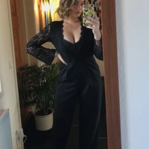 Jumpsuit - Sexig fest jumpsuit, spets upptill och kostym nertill