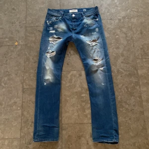Replay Jeans🎑 - Replay jeans med massa slitningar som tidigare köptes på plick och är som nya, inuti jeansen står de W29 men dom passar mer som 33. Jeansens midjemått mått är 46 cm rakt över och totala längden är 113 cm💯🌆🔥