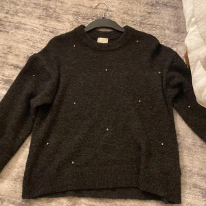 Stickad tröja - Mysig och jätte fin tröja passar in till vintern den värmer en och är perfekt i form 