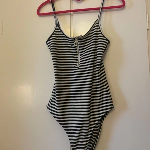 Body - Helt oanvänd body!  Svart och vit randig. Är i storlek 40 men passar på mig som egentligen har storlek 36/38