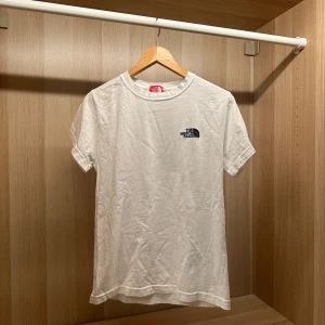 North Face T-Shirt - Säljer min vita North Face T-Shirt. Den har en snygg och unik randingt mönster som syns på nära håll. Ny pris 599kr mitt pris 299kr. Skriv vid intresse eller frågor.